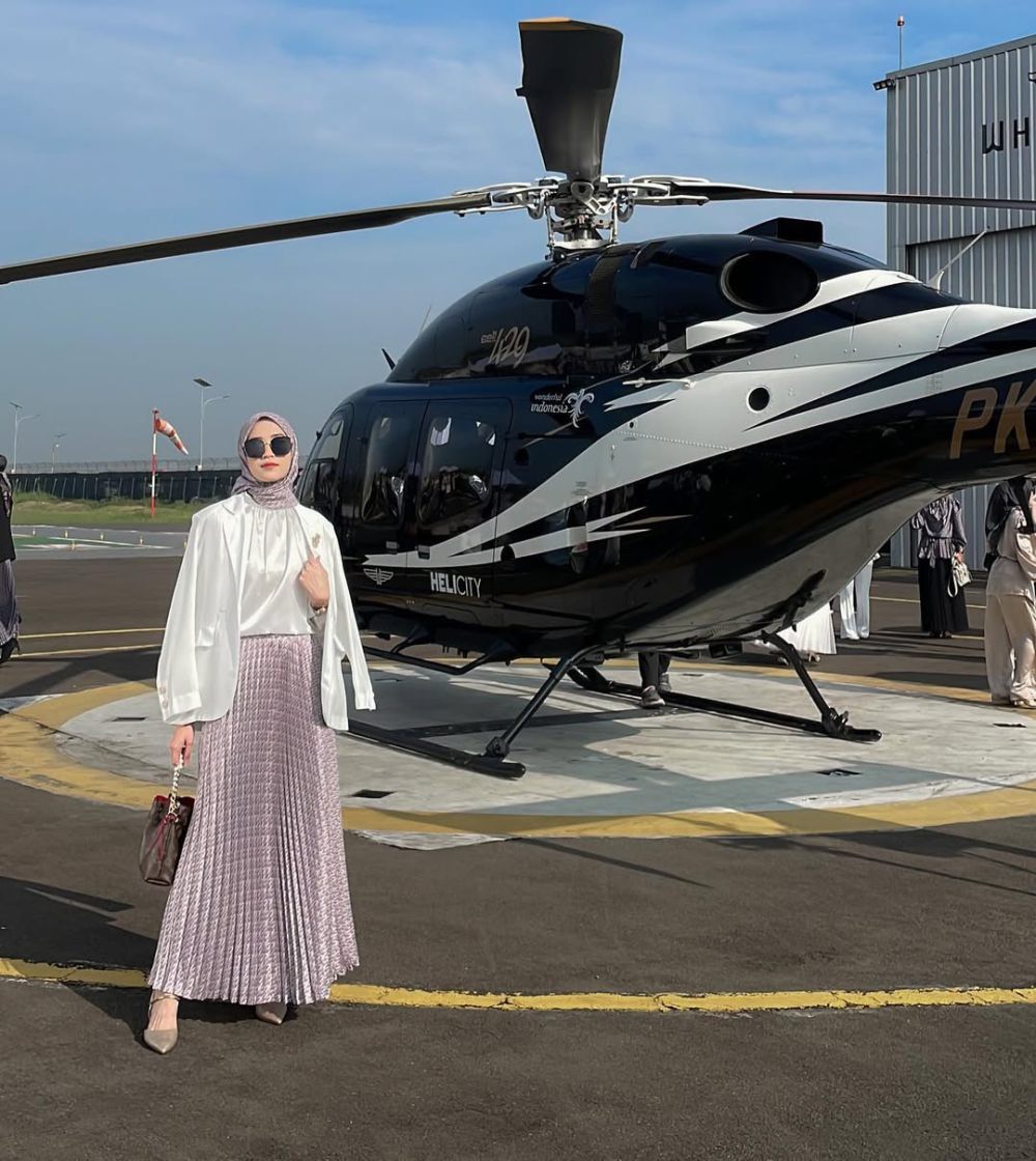 7 OOTD Hijab Dress dan Blus Satin ala Vina Maulina, Classy!