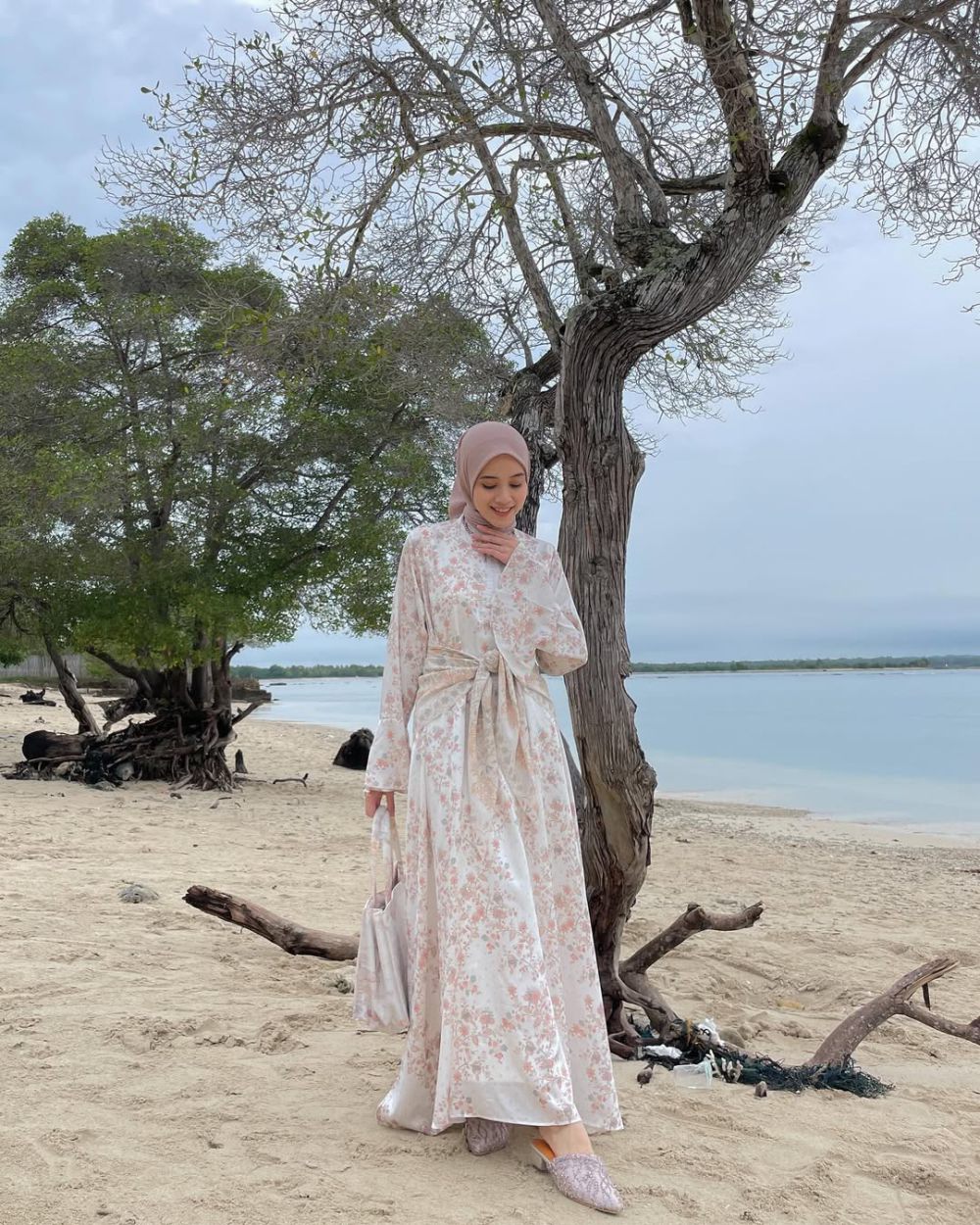 7 OOTD Hijab Dress dan Blus Satin ala Vina Maulina, Classy!