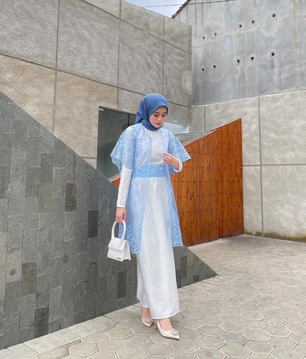 7 OOTD Hijab Dress dan Blus Satin ala Vina Maulina, Classy!
