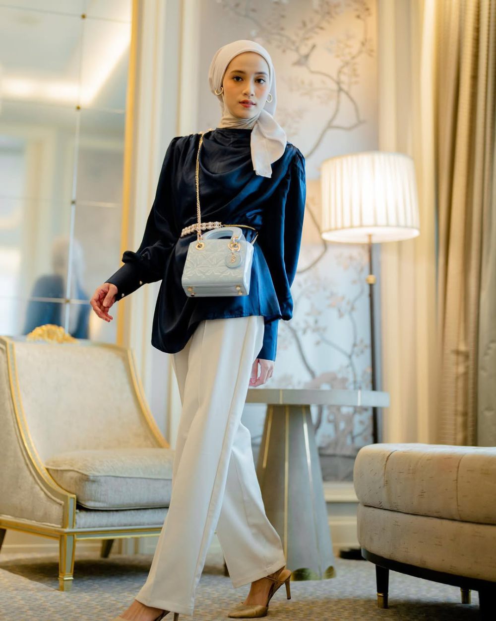 7 OOTD Hijab Dress dan Blus Satin ala Vina Maulina, Classy!