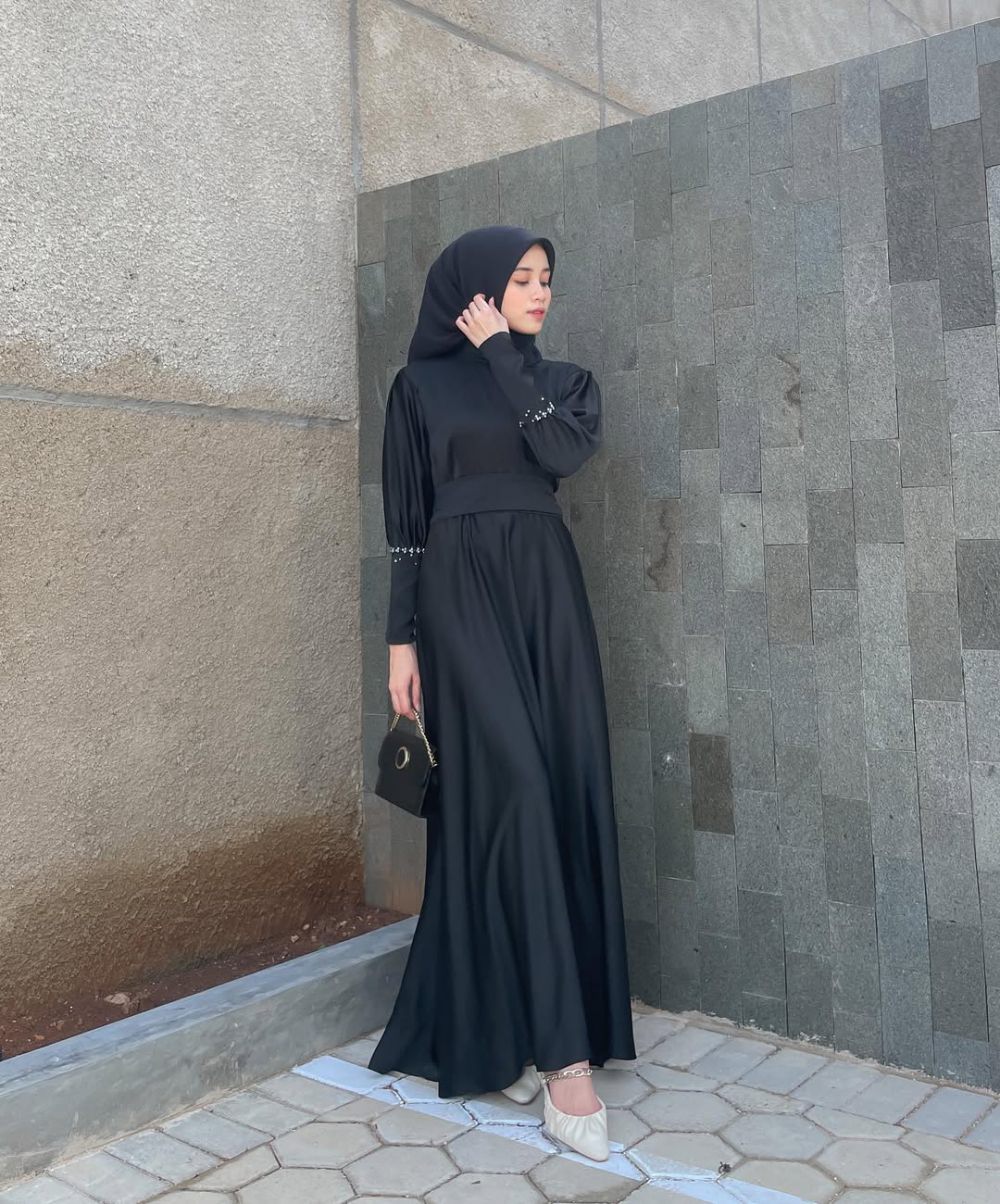 7 OOTD Hijab Dress dan Blus Satin ala Vina Maulina, Classy!