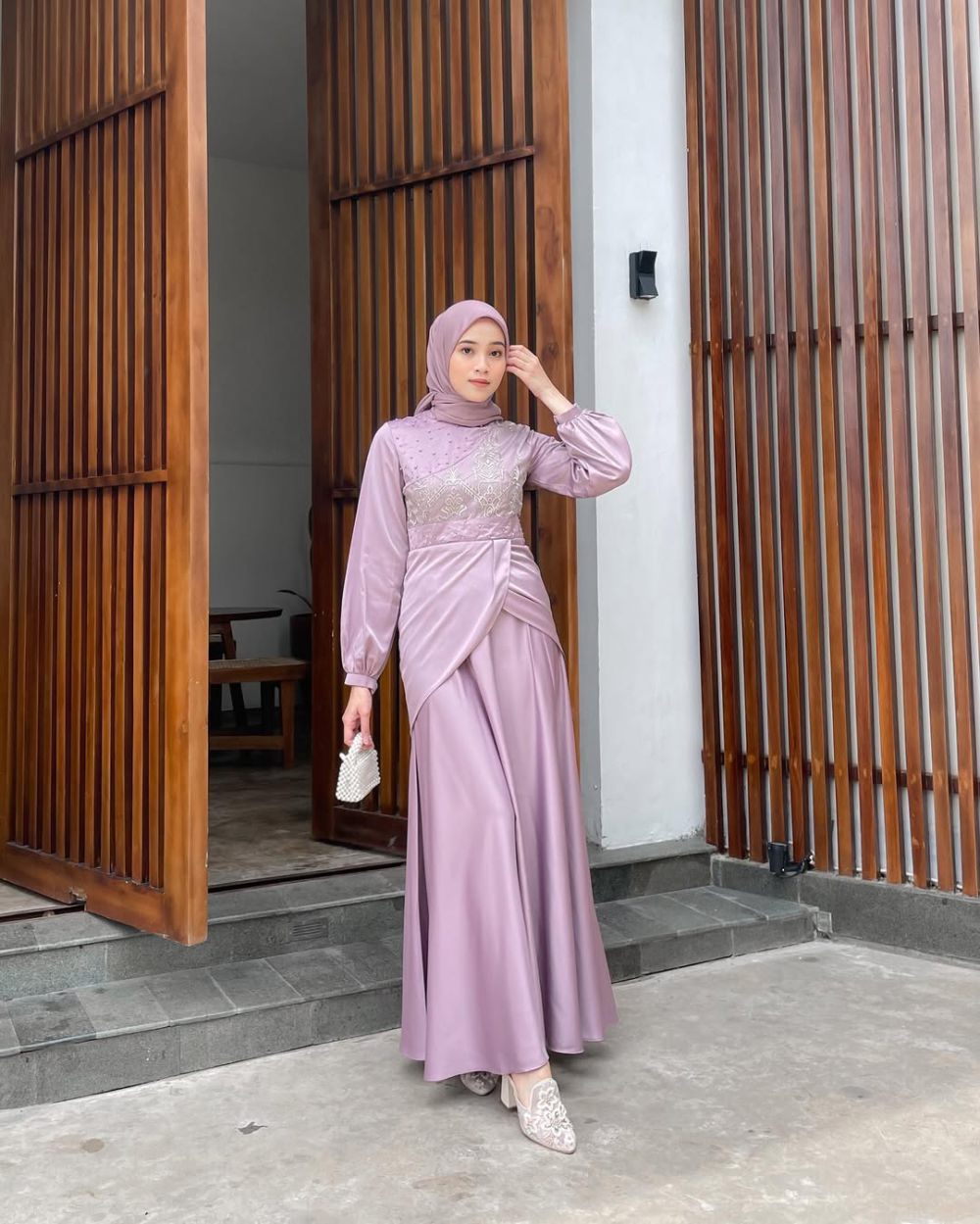 7 OOTD Hijab Dress dan Blus Satin ala Vina Maulina, Classy!