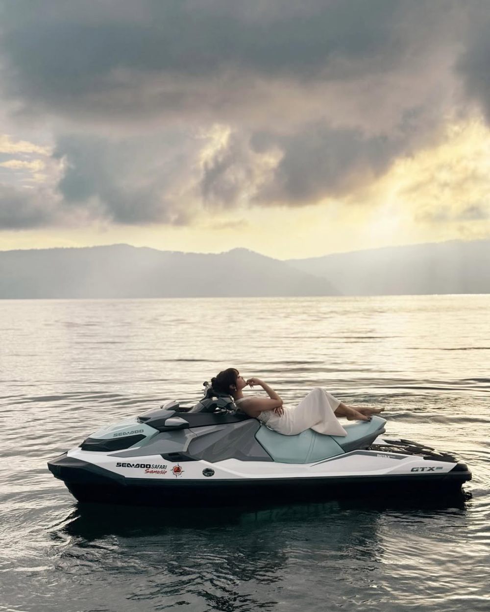 7 Foto Fuji Naik Jetski di Danau Toba, Anggun Bergaun Putih!