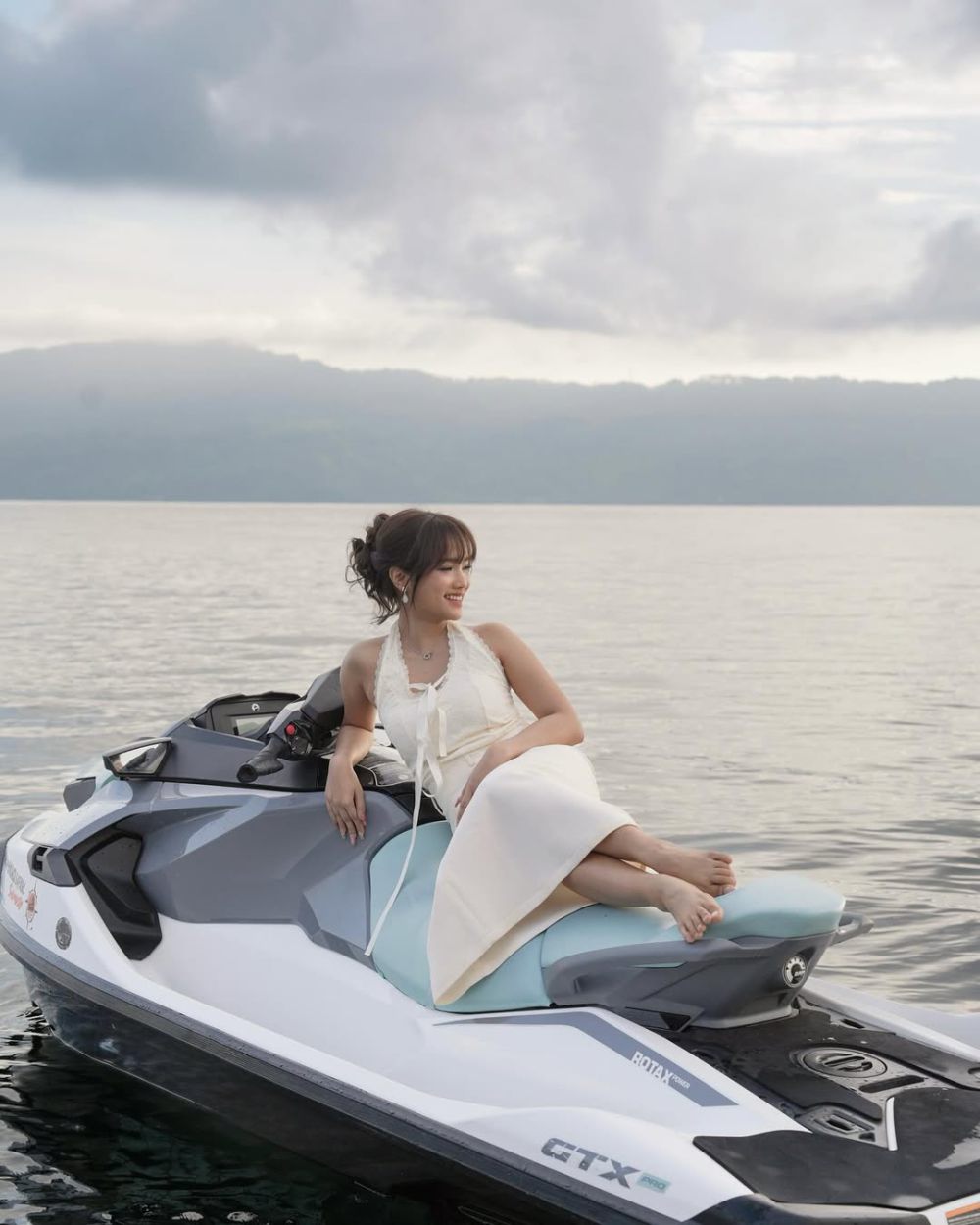 7 Foto Fuji Naik Jetski di Danau Toba, Anggun Bergaun Putih!