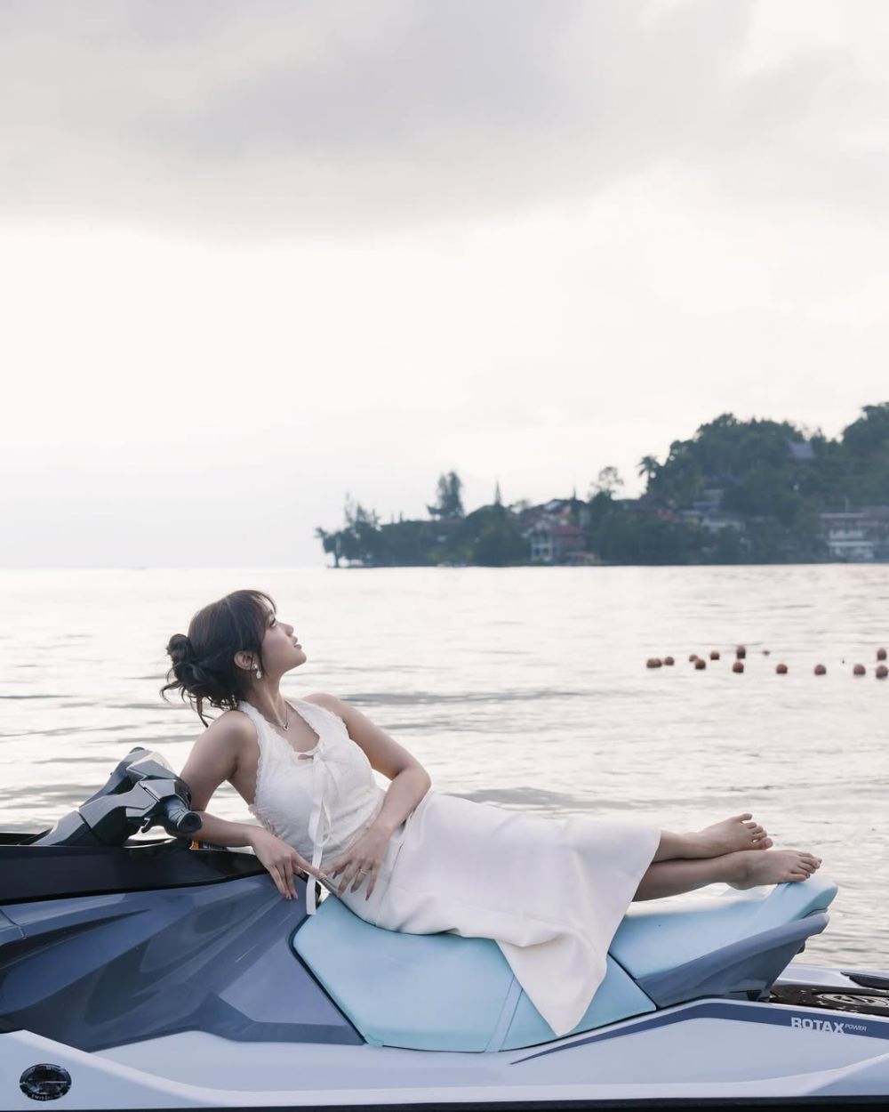 7 Foto Fuji Naik Jetski di Danau Toba, Anggun Bergaun Putih!