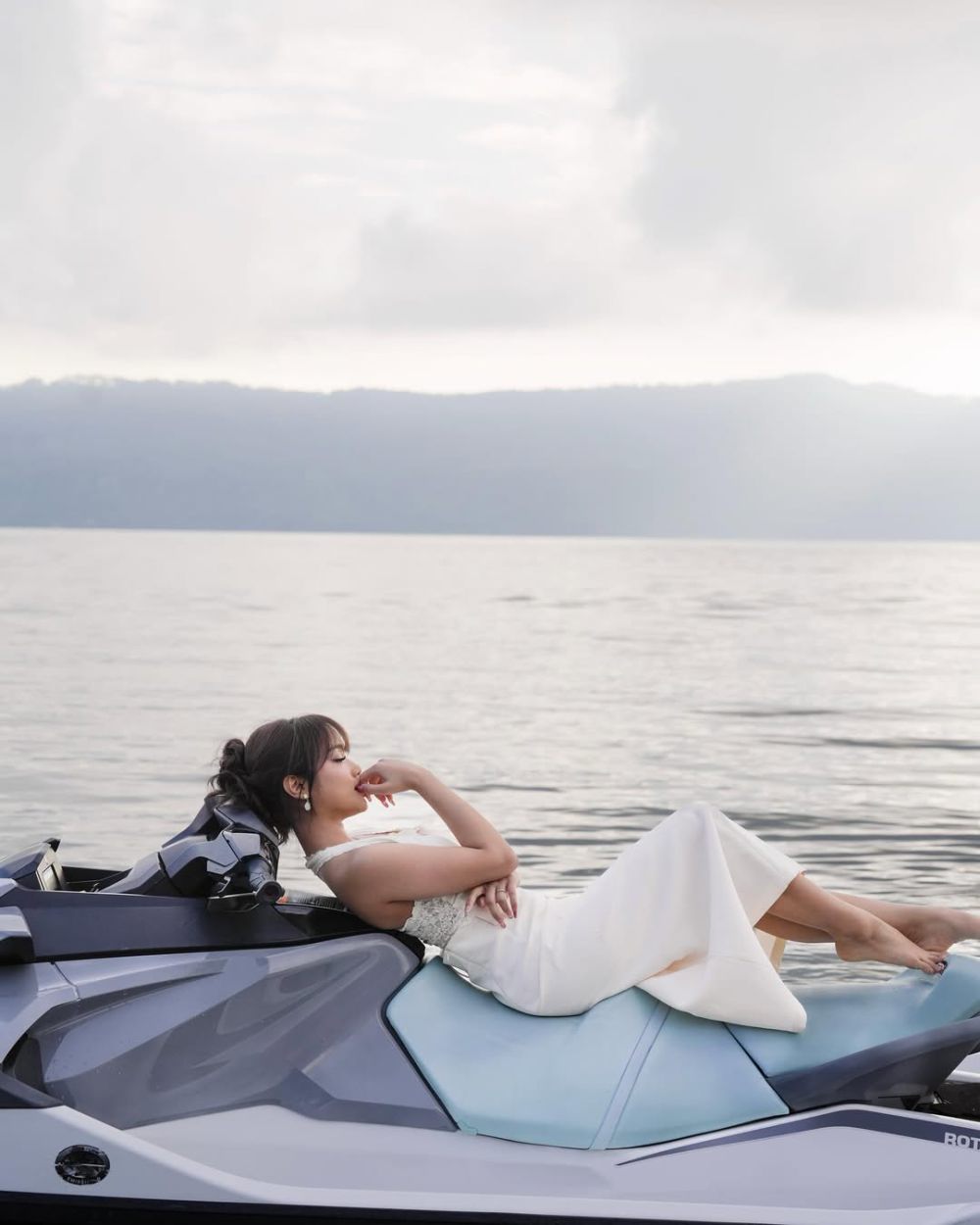 7 Foto Fuji Naik Jetski di Danau Toba, Anggun Bergaun Putih!