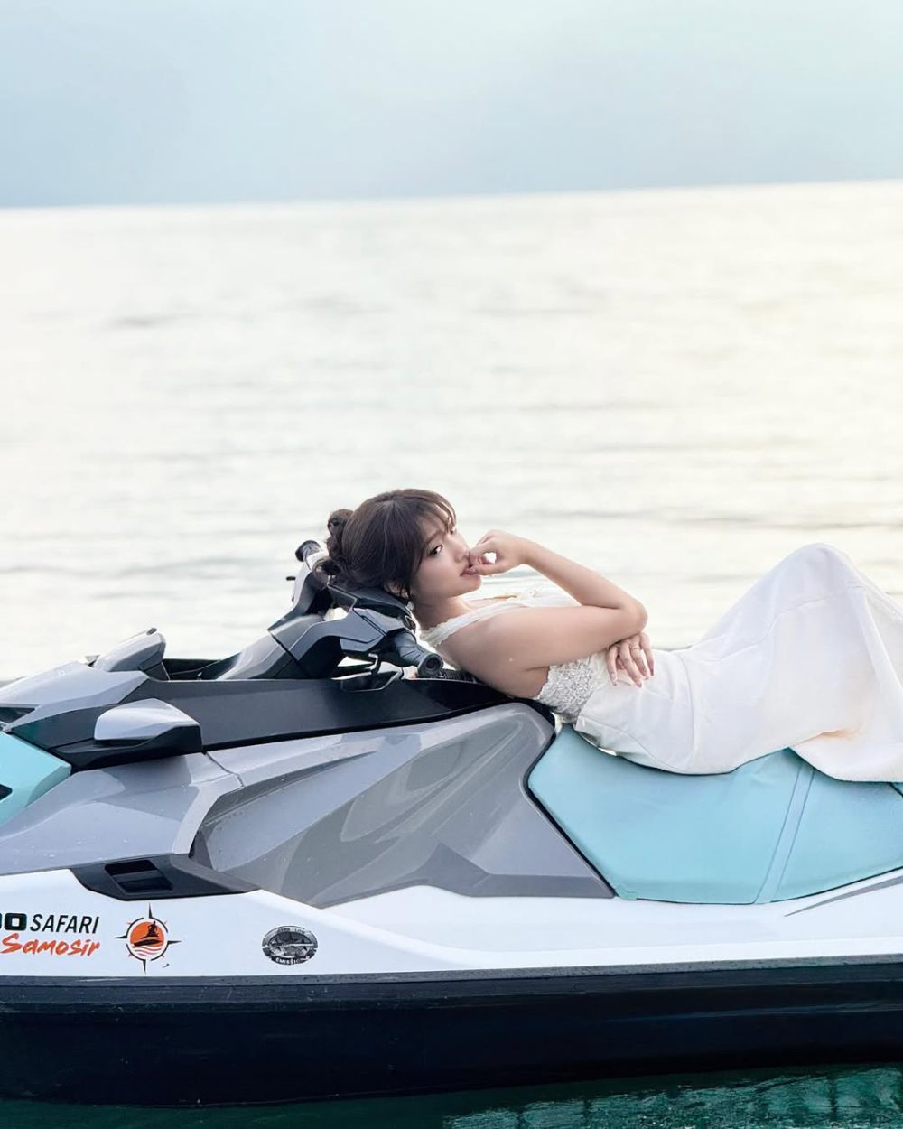 7 Foto Fuji Naik Jetski di Danau Toba, Anggun Bergaun Putih!