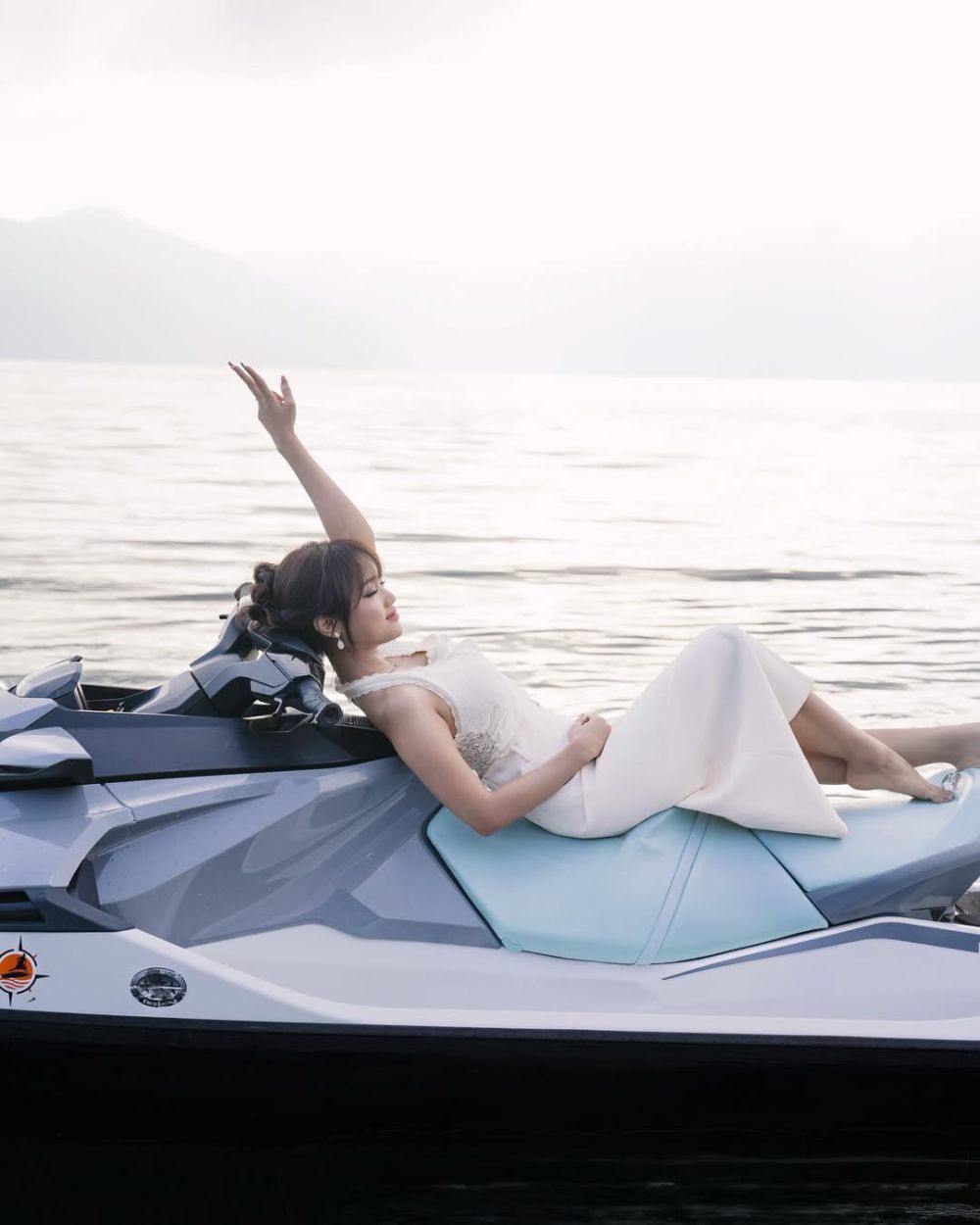 7 Foto Fuji Naik Jetski di Danau Toba, Anggun Bergaun Putih!
