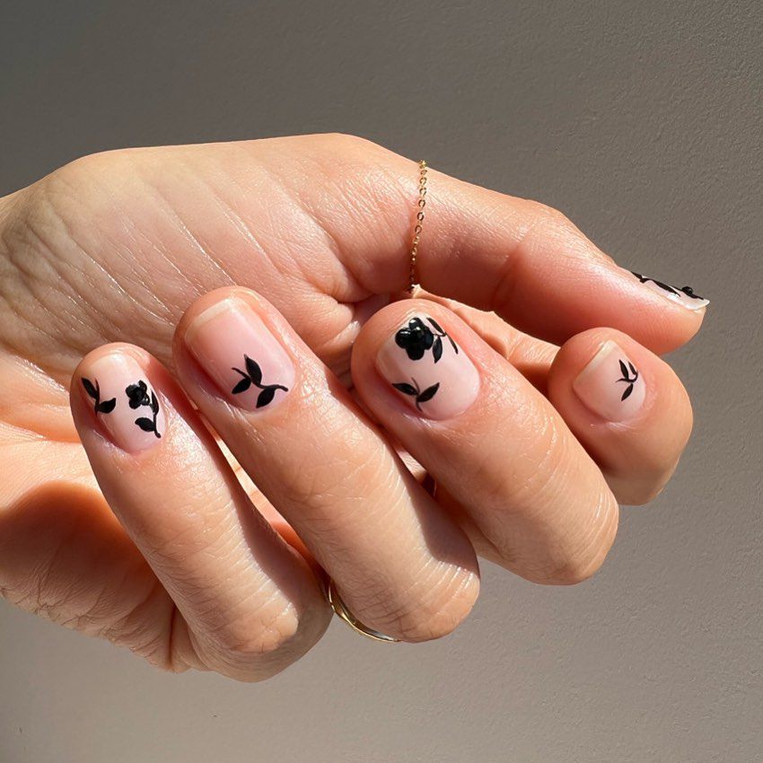 7 Ide Nail Art Tema Bunga yang Cantik untuk Sambut Musim Semi