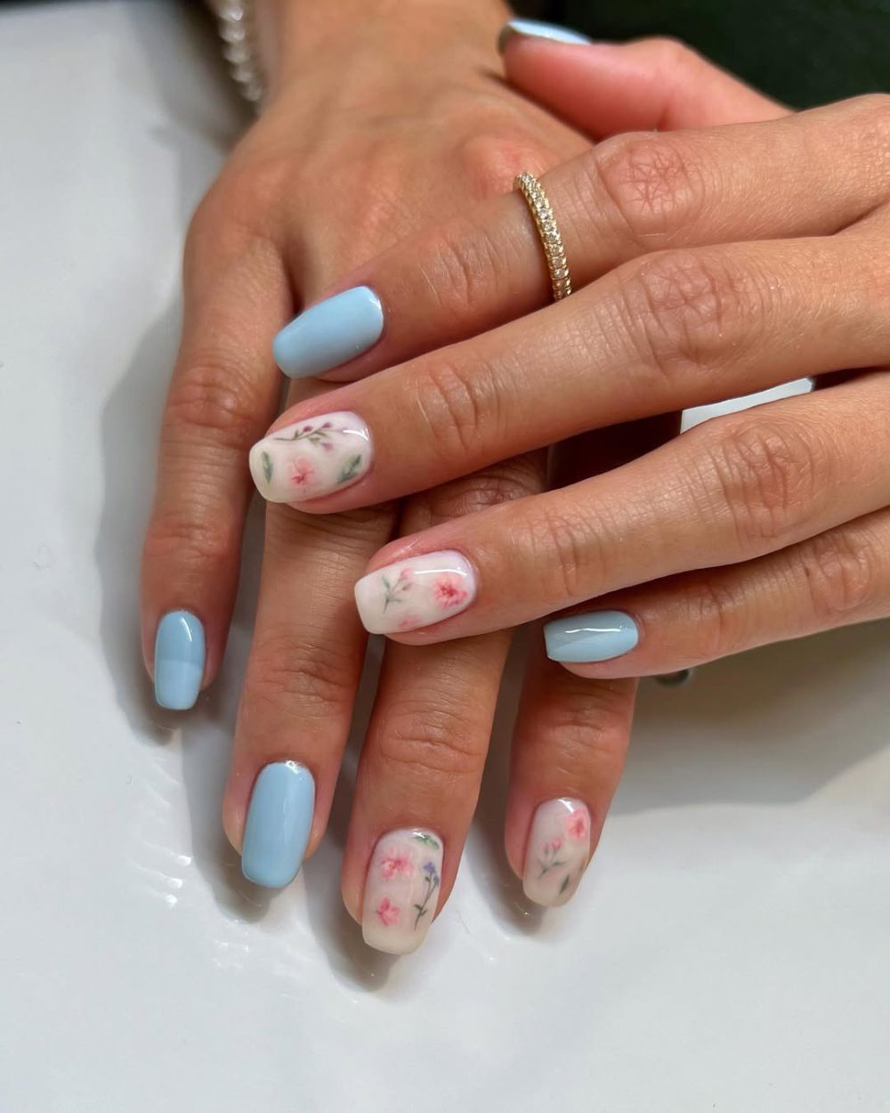 7 Ide Nail Art Tema Bunga yang Cantik untuk Sambut Musim Semi