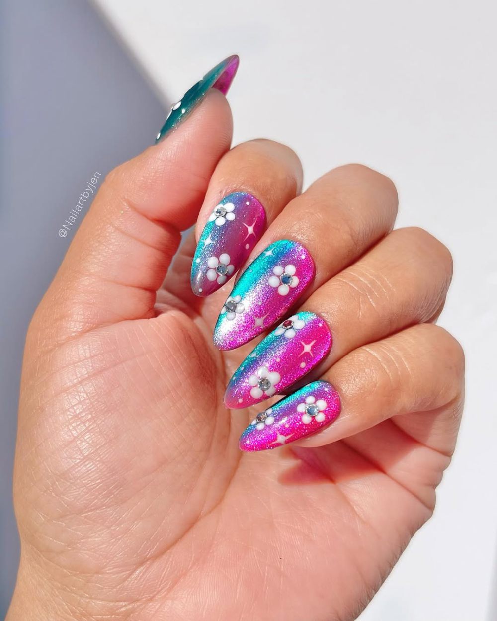 7 Ide Nail Art Tema Bunga yang Cantik untuk Sambut Musim Semi