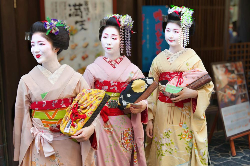 Kenapa Geisha Merias Wajahnya dengan Warna Putih? Ini Maknanya 