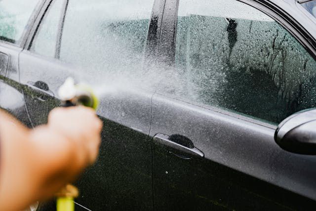 Cara Membilas Mobil dengan Benar saat Terkena Air Hujan