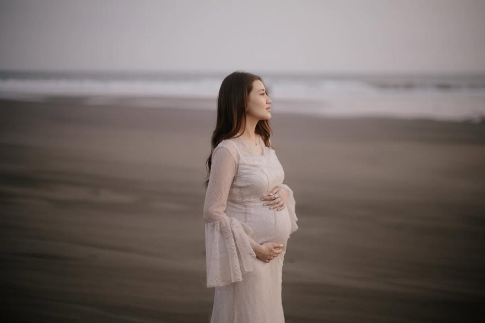7 Foto Maternity Aaliyah Massaid di Bali, Syahdu di Tepi Pantai!
