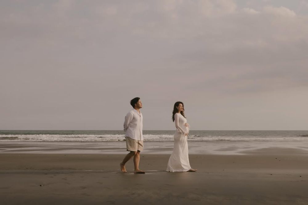 7 Foto Maternity Aaliyah Massaid di Bali, Syahdu di Tepi Pantai!