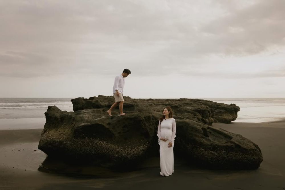 7 Foto Maternity Aaliyah Massaid di Bali, Syahdu di Tepi Pantai!