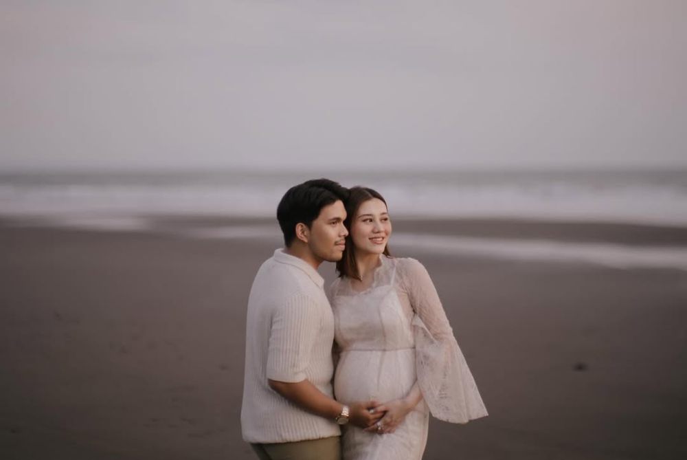 7 Foto Maternity Aaliyah Massaid di Bali, Syahdu di Tepi Pantai!