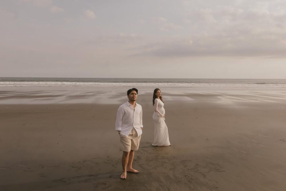 7 Foto Maternity Aaliyah Massaid di Bali, Syahdu di Tepi Pantai!