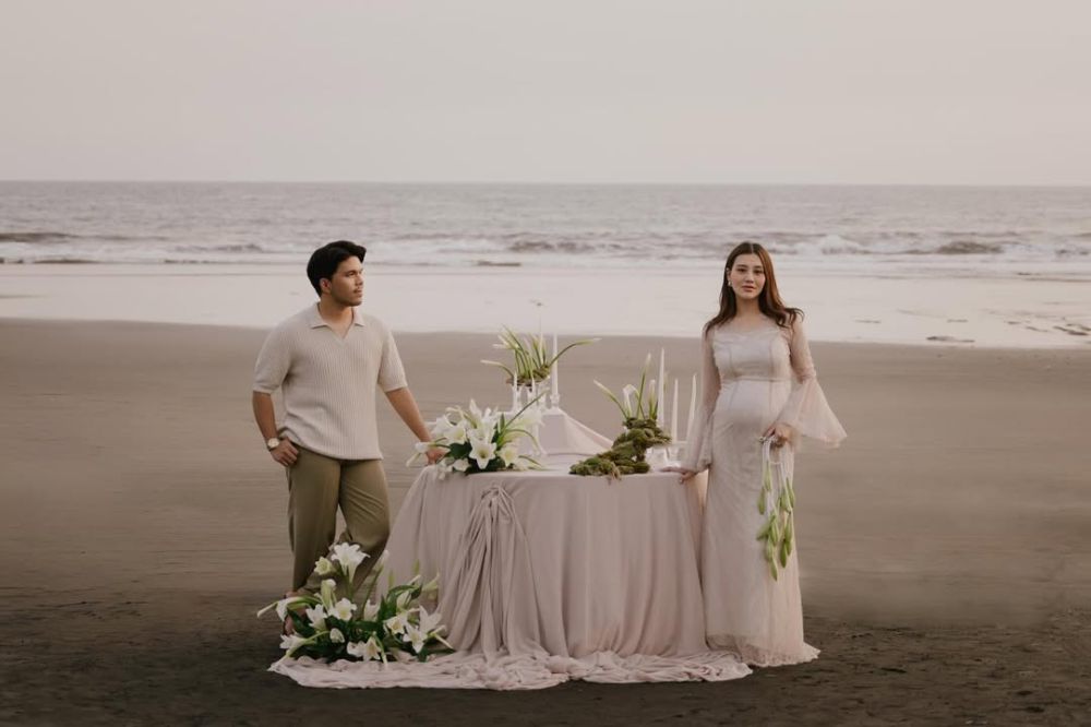 7 Foto Maternity Aaliyah Massaid di Bali, Syahdu di Tepi Pantai!