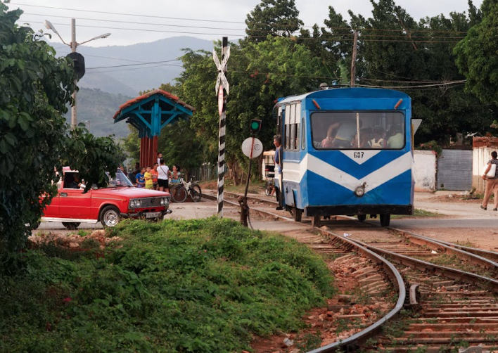 Kenapa Mobil Bisa Tiba-tiba Mogok di Tengah Perlintasan Kereta?
