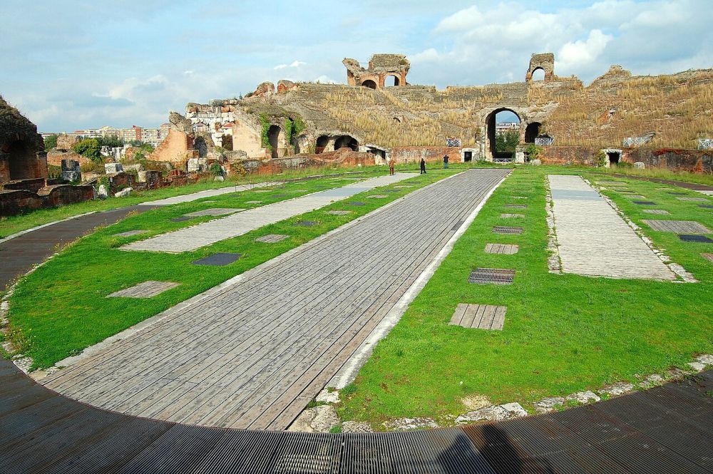 5 Amfiteater di Italia yang Harus Dikunjungi selain Colosseum Roma