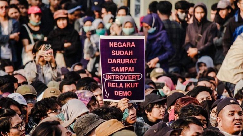 Lucu dan Tajam, Ini 10 Meme Spanduk Demo Mahasiswa ke DPR Terbaik!