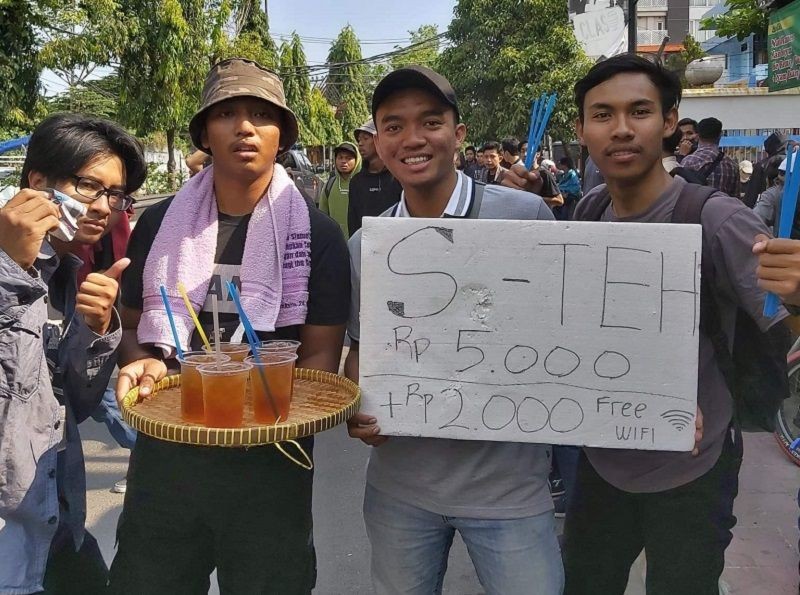 Bukan Pochinki, Cosplayer PUBG Ini Ikut Demo Mahasiswa Surabaya!