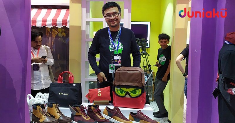 Imansyah Lubis bersama merchandise Bumilangit