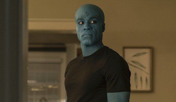 Penampakan Dr. Manhattan di Serial Watchmen Mirip Squidward Tampan!