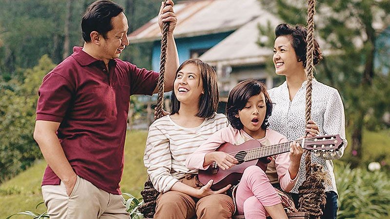 15 Rekomendasi Film Sedih Indonesia, Nguras Emosi Banget!
