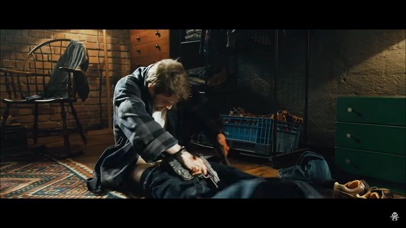 Tangan Daniel Radcliffe Dipasangi Pistol di Trailer Guns Akimbo!