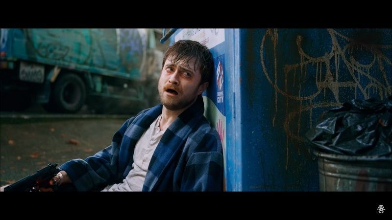Tangan Daniel Radcliffe Dipasangi Pistol di Trailer Guns Akimbo!