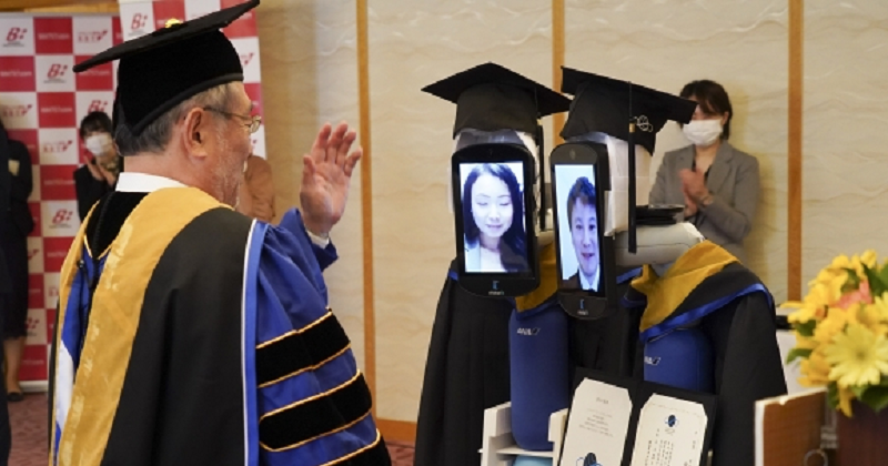 Pakai Zoom dan Robot, Universitas Jepang Ini Adakan Wisuda Remote!