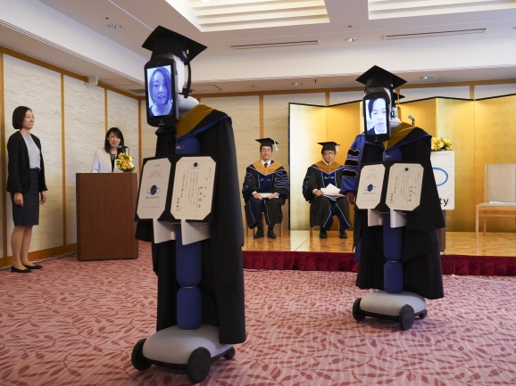 Pakai Zoom dan Robot, Universitas Jepang Ini Adakan Wisuda Remote!