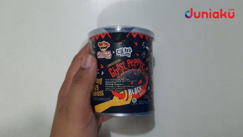 Beda Sama Aslinya, Kami Coba Mister Potato Ghost Pepper Black Crisps!