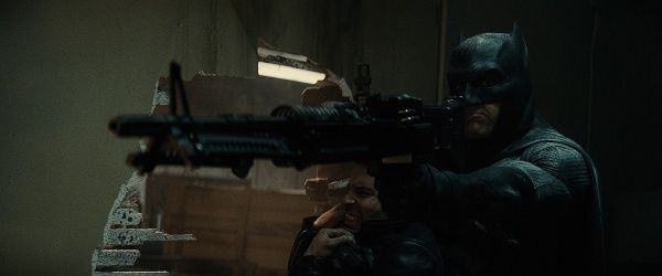 Foto Syuting The Batman Perlihatkan Tempat Pistol di Kostum Batman!