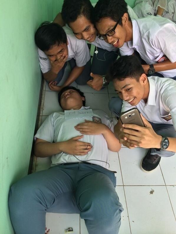 Kocak Banget! Ini 9 Foto Tingkah Konyol Siswa Ngumpul di Sekolah