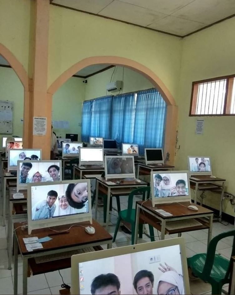 Tingkah Siswa Ngumpul di Sekolah