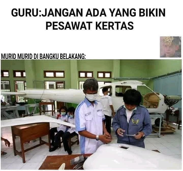 Terlalu Santuy! Ini 10 Meme Kelakukan Murid di Barisan Belakang