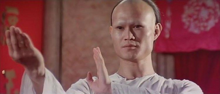10 Potret Aksi Lam Ching-ying, sang Pemeran Pembasmi Vampir!