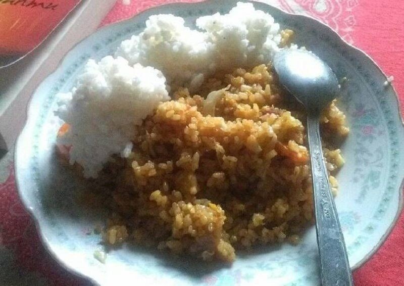 Aneh Banget! Ini Foto 10 Makan Nasi dengan Lauk yang Nyeleneh!
