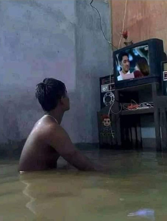 Nontonnya Fokus Banget! Ini 10 Foto Gaya Nonton Sinetron yang Kocak!