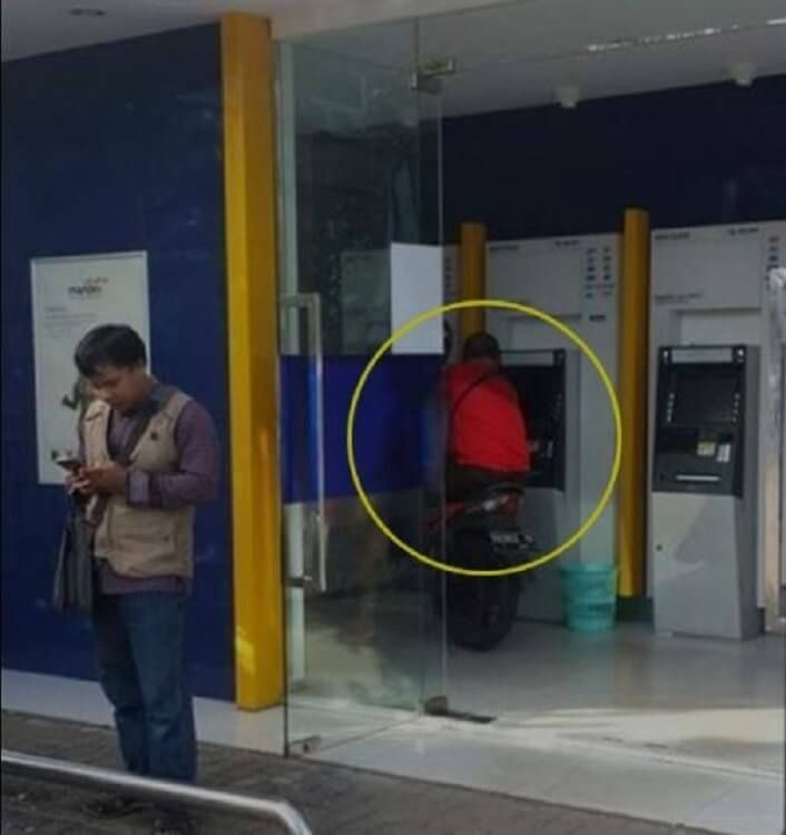 Tertangkap Kamera! Ini 9 Foto Kelakuan Orang di ATM yang Nyeleneh!
