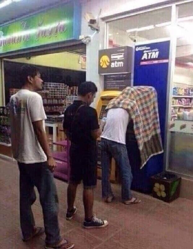 Tertangkap Kamera! Ini 9 Foto Kelakuan Orang di ATM yang Nyeleneh!