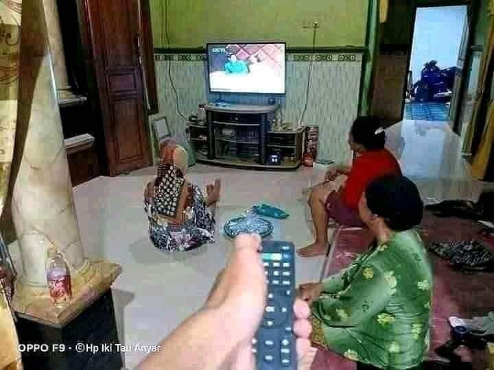 Nontonnya Fokus Banget! Ini 10 Foto Gaya Nonton Sinetron yang Kocak!