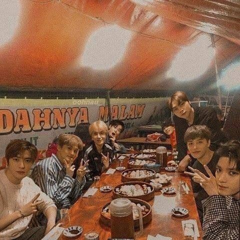 Kocak Banget! Ini 10 Foto Editan Artis KPop Makan di Warung Pecel Lele