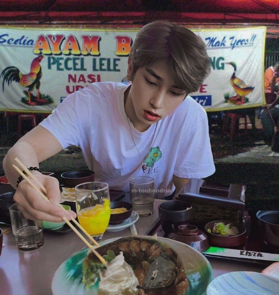 Kocak Banget! Ini 10 Foto Editan Artis KPop Makan di Warung Pecel Lele