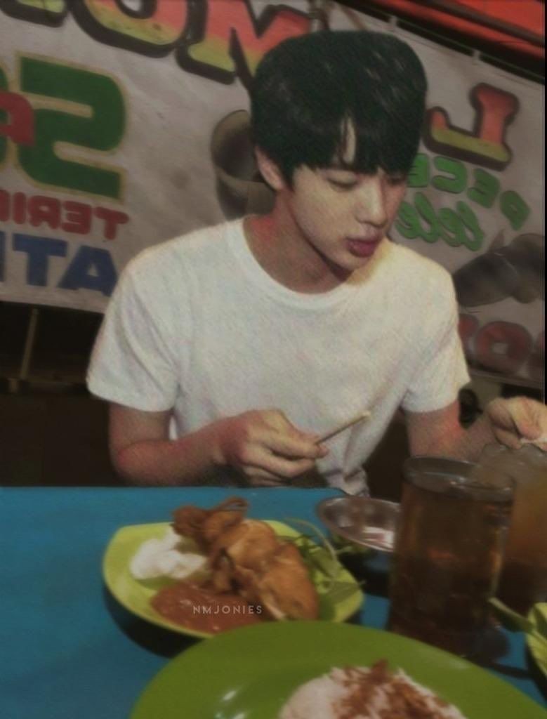 Kocak Banget! Ini 10 Foto Editan Artis KPop Makan di Warung Pecel Lele