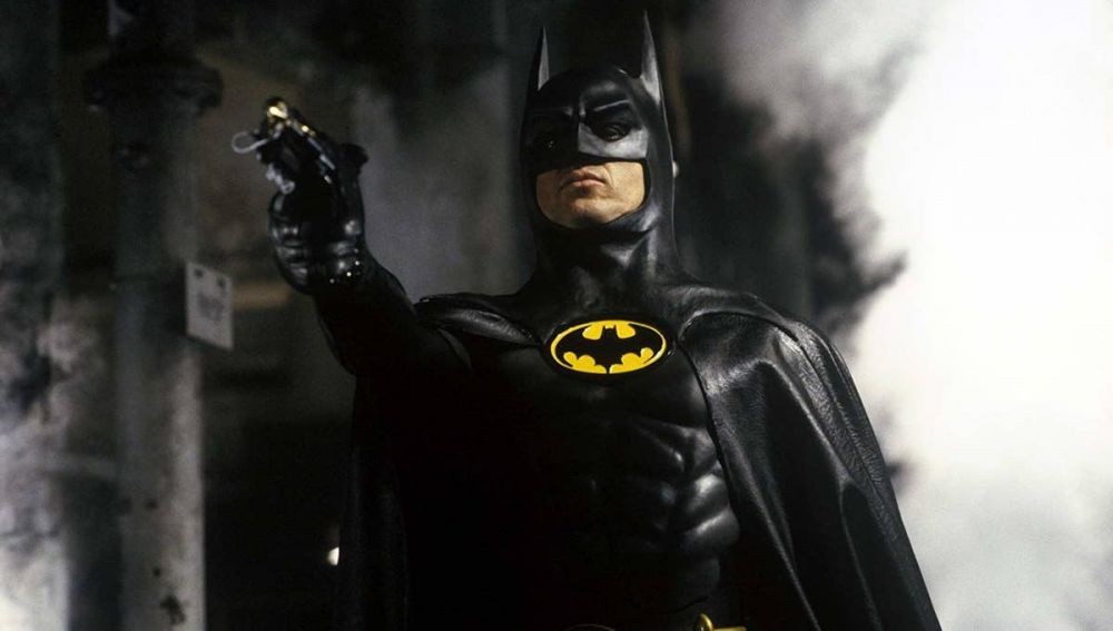 Teori: Apa Makna Darah Pada Kostum Batman yang Dipos Sutradara Flash?