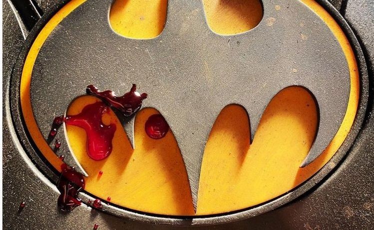 Teori: Apa Makna Darah Pada Kostum Batman yang Dipos Sutradara Flash?